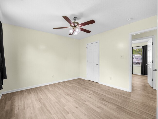 Building Photo - 103 Oakwood Ct
