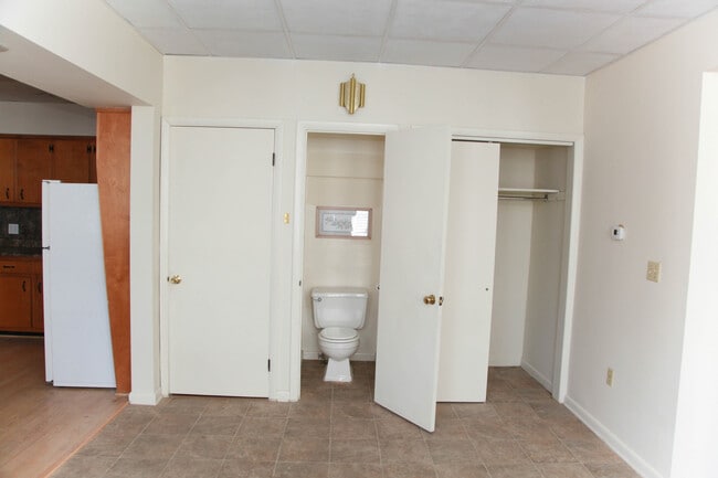 Building Photo - Large 3 Bedroom + Bonus Room with Laundry ...