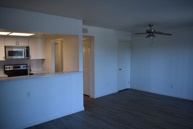 Building Photo - Remodeled 1 Bed, 1 Bath First Floor Condo in Carmel Trails