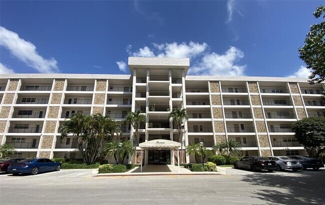 Building Photo - 2801 N Palm Aire Dr