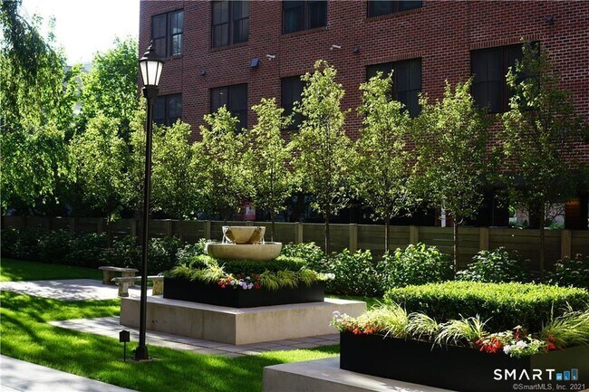 Building Photo - 700 Summer St