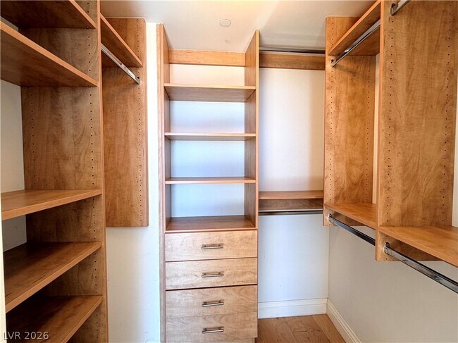 Building Photo - 322 Karen Ave