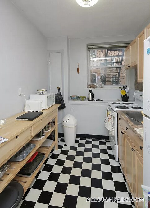 Building Photo - 10 Armington St