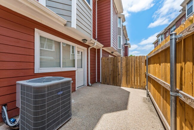 Building Photo - 4bed/4.5 LakeRidge Townhome Available for ...