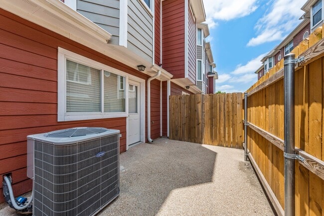 Building Photo - AVAILABLE FOR AUGUST PRE-LEASE!! 4 Bed, 4.5 Bath in gated Lakeridge