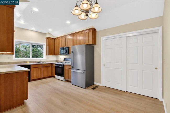 Building Photo - 261 Castle Hill Ranch Rd