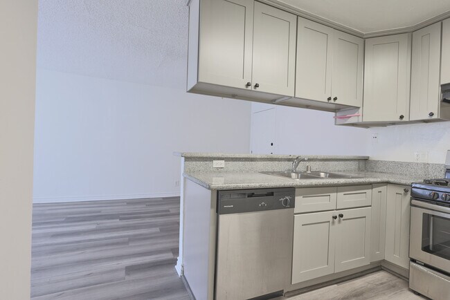Building Photo - 943 Elden Ave