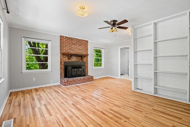Building Photo - Spacious Home Near Downtown Durham