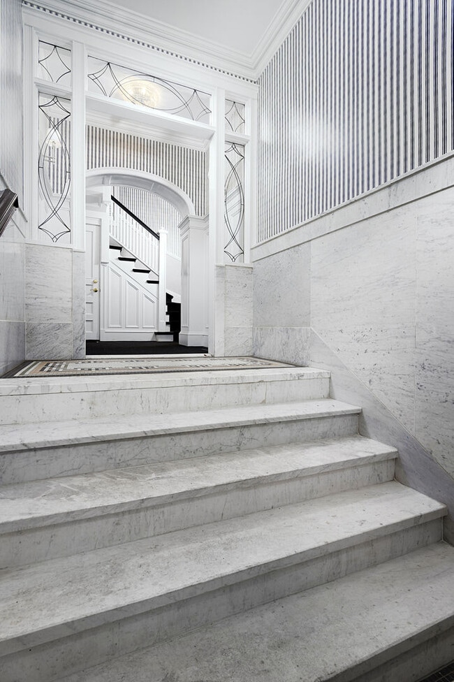 Building Photo - 1347 N State Pkwy