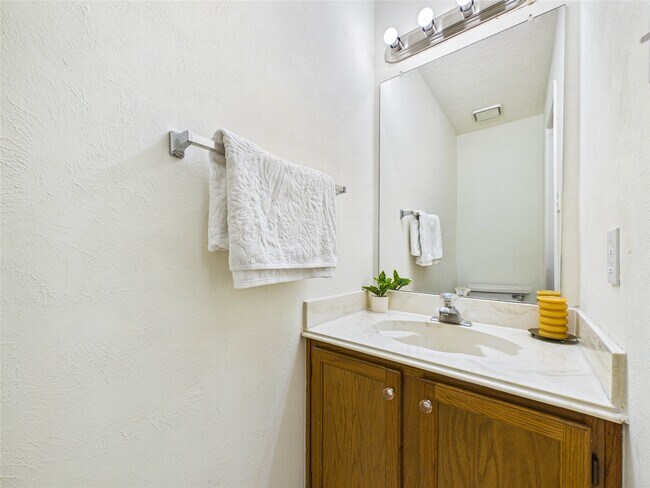 Building Photo - 814 Lochnell Dr