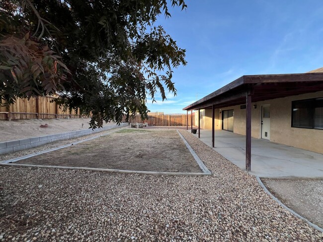 Building Photo - Beautiful 3 Bedroom 2 Bathroom House in Co...