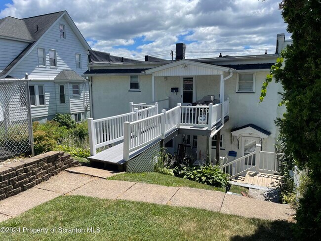 Building Photo - 1312 Main St