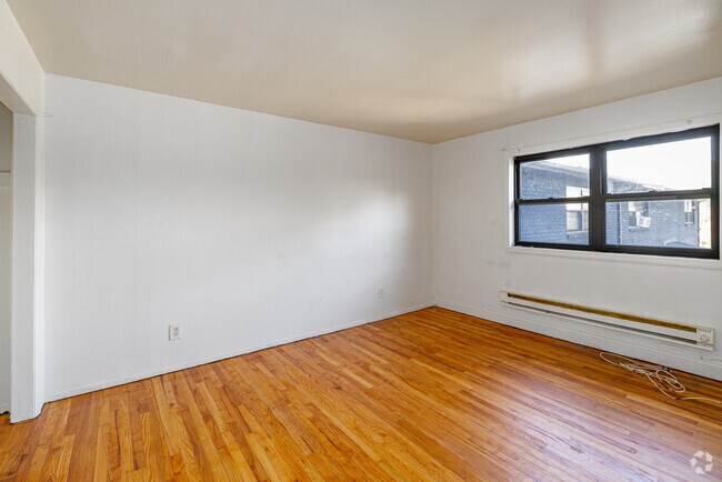 2BR, 2BA - 770SF - Bedroom - 1266 Washington Ave