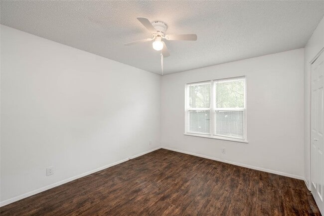 Building Photo - 3306 Dolphin Dr