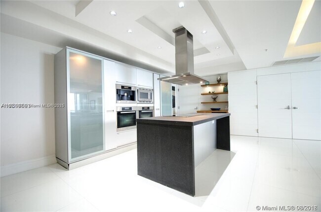 Building Photo - 18201 Collins Ave