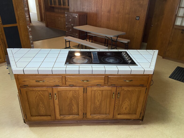 Island with electric cook top - 825 Mathew St