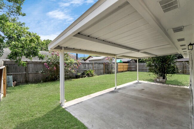 Building Photo - 14235 Bella Dr