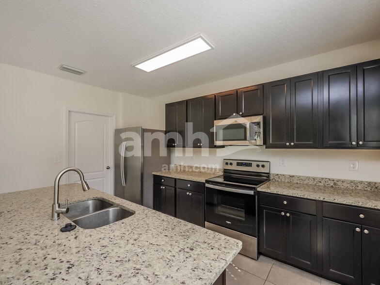 Building Photo - 35900 Jenny Lynne Cir