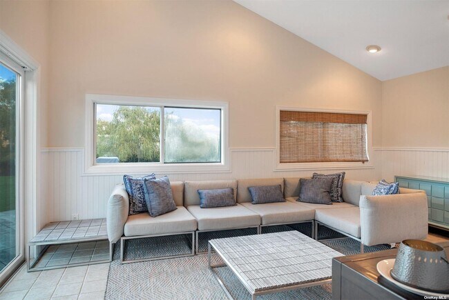 Building Photo - 4 Bayview Dr