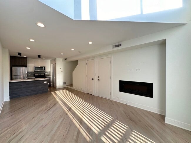 Building Photo - 949 W Grace St