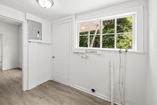 Building Photo - Spacious 4 Bedroom 2 Bath Home