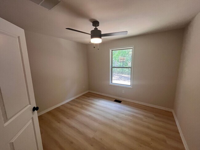 Building Photo - Beautiful, brand-new, 3-bedroom, 2-bath home in Nixa with a 3-car garage.