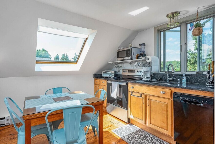 Building Photo - 1497 Ocean, Unit #1 Carriage House