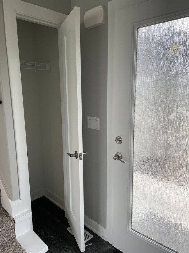 Building Photo - Beautiful newer home in West Des Moines - Waukee School Dist!