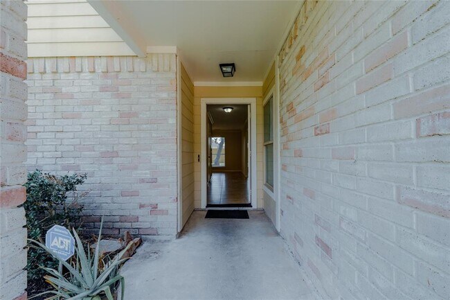 Building Photo - 4239 Southchase Ln