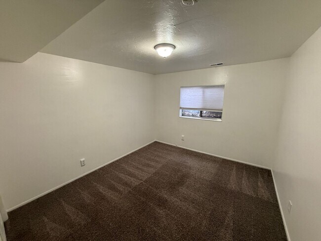 Building Photo - Large Five Bedroom Home, Sandy, 2500 sq ft, New Paint