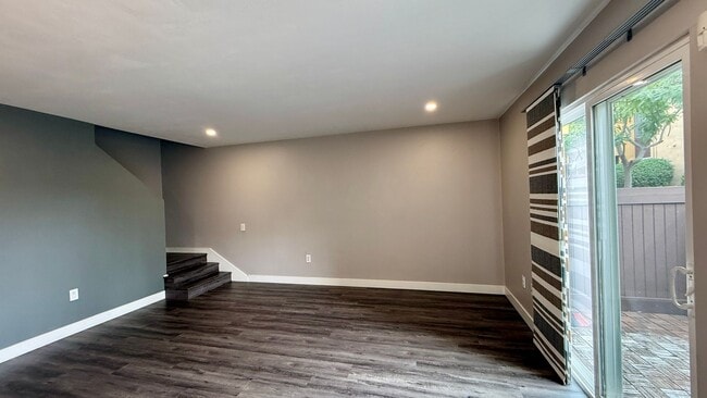 Building Photo - Stunning 2 bedroom, 1.5 bathrooms, 2 story townhouse for rent in Allure Condos in Serra Mesa!