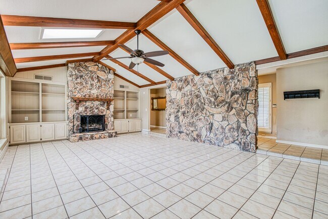 Building Photo - Stunning eastside rental in highly desirable area!