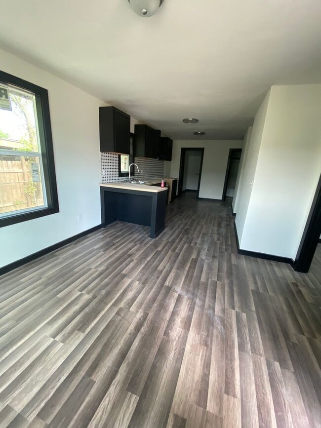 Building Photo - 3 Bedroom 1 Bath Rental Available Now!