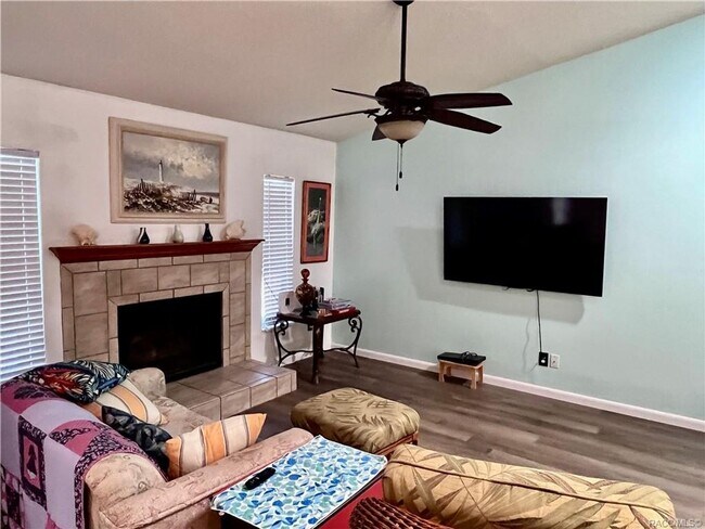 Building Photo - 801 N Country Club Dr