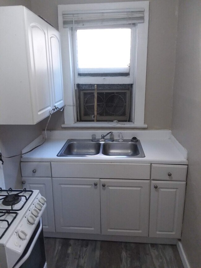 Building Photo - Cap Hil Adorable 1 Bedroom Available Now!