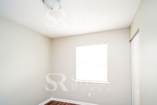 Building Photo - Your dream home awaits