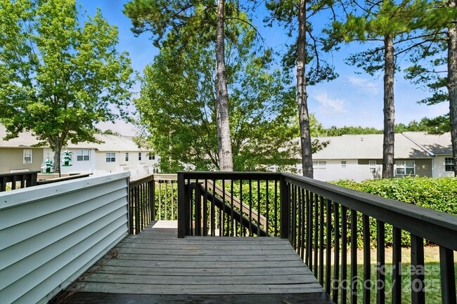 Building Photo - 15554 Stronvar House Ln