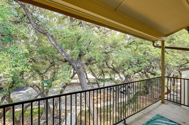 Building Photo - 8702 Village Dr