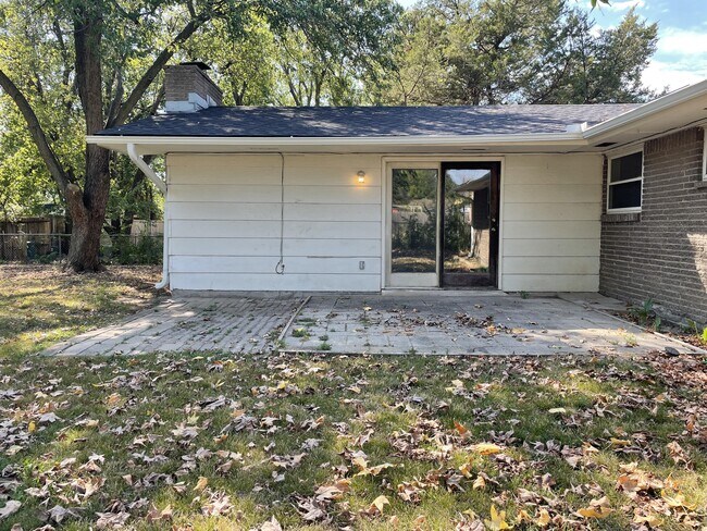 Building Photo - 1600 Cambridge Dr