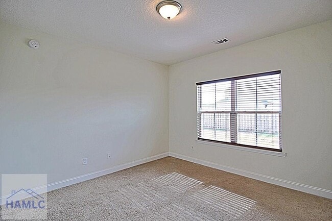 Building Photo - 302 Mcclelland Lp NE