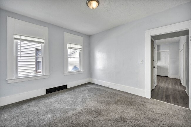 Building Photo - Spacious 5 Bedroom - Vouchers Accepted