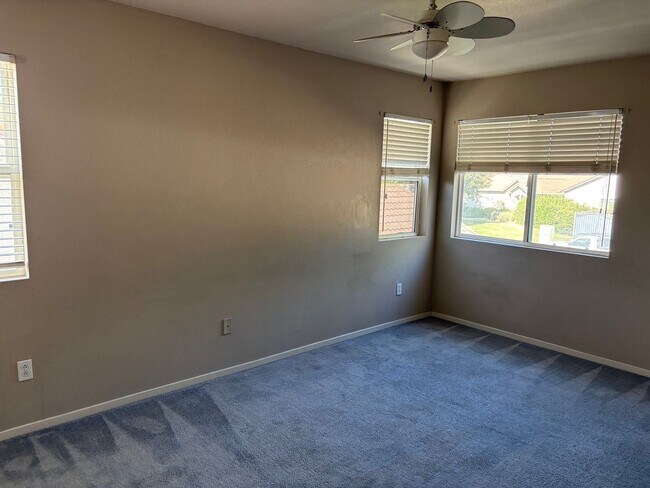 Building Photo - 4 bedroom 3 bathroom home with bedroom and...