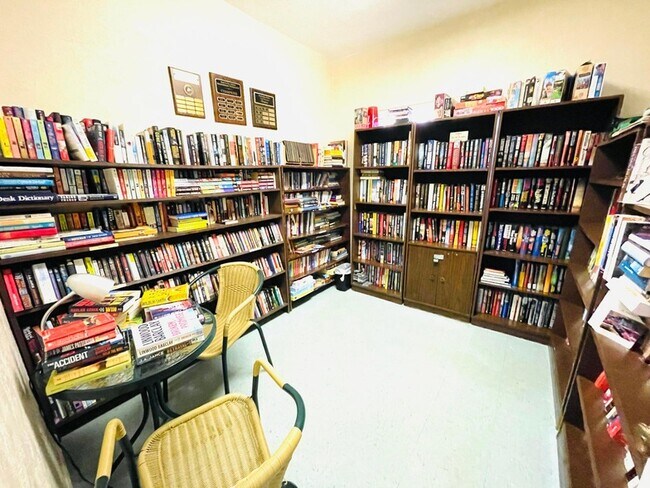 Building Photo - 257 S Cypress Rd