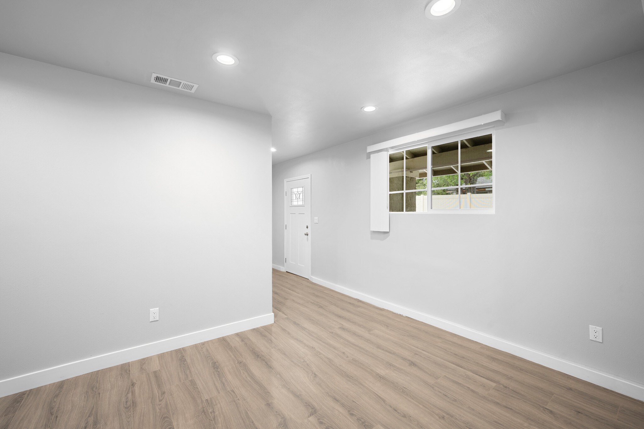 Building Photo - 16132 Chatsworth St