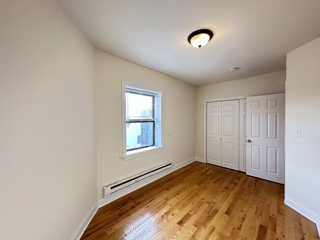 Building Photo - 824 W Cornelia