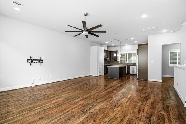 Building Photo - 1007 W 17th St