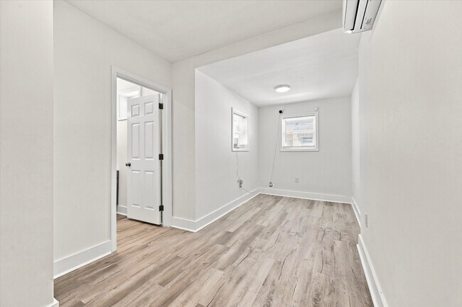 Building Photo - 2910 N Woodstock St