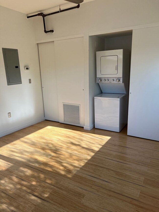 Building Photo - 1001 E 17th St