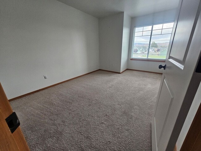 Building Photo - Beautiful Rental with Oversized Yard & Ope...