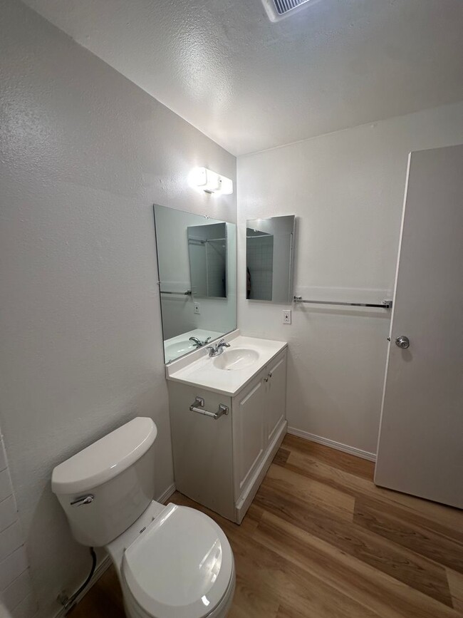 Building Photo - Lovely Bellevue Condo!